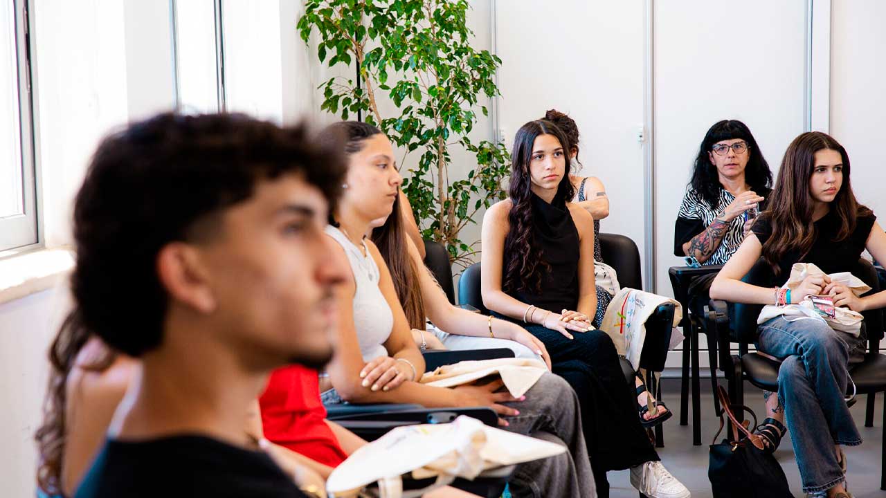 Jovens deputados de Lagoa do Algarve e dos Açores debateram emprego, saúde mental e participação cívica.