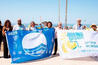 Bandeira Azul, Praia Acessível e Qualidade de Ouro distinguem praias de Lagoa durante a época balnear de 2026.