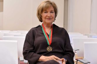 Lídia Jorge recebeu a Medalha de Mérito Cultural em Loulé, onde reafirmou a ligação ao Algarve e às suas origens.