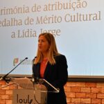Lídia Jorge recebeu a Medalha de Mérito Cultural em Loulé, onde reafirmou a ligação ao Algarve e às suas origens.
