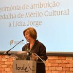 Lídia Jorge recebeu a Medalha de Mérito Cultural em Loulé, onde reafirmou a ligação ao Algarve e às suas origens.