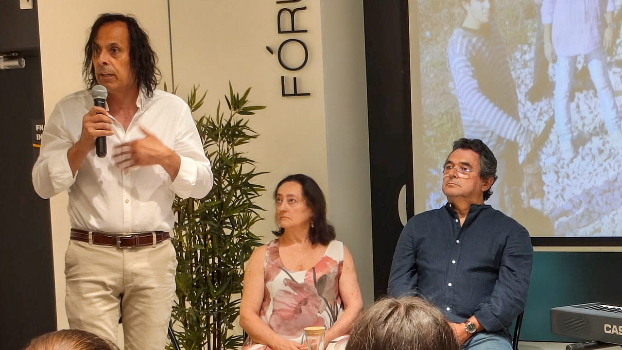 Livro recorda três décadas de atividade do Clube de Teatro Tapete Mágico no Agrupamento Pinheiro e Rosa.