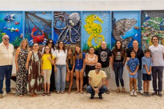 Lixo da Ria Formosa ganhou forma de painéis artísticos no cais de Olhão, com trabalhos feitos por alunos do concelho.
