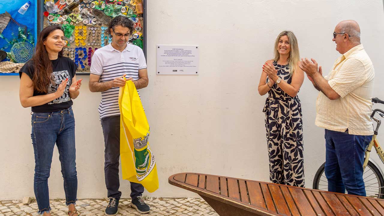 Lixo da Ria Formosa ganhou forma de painéis artísticos no cais de Olhão, com trabalhos feitos por alunos do concelho.