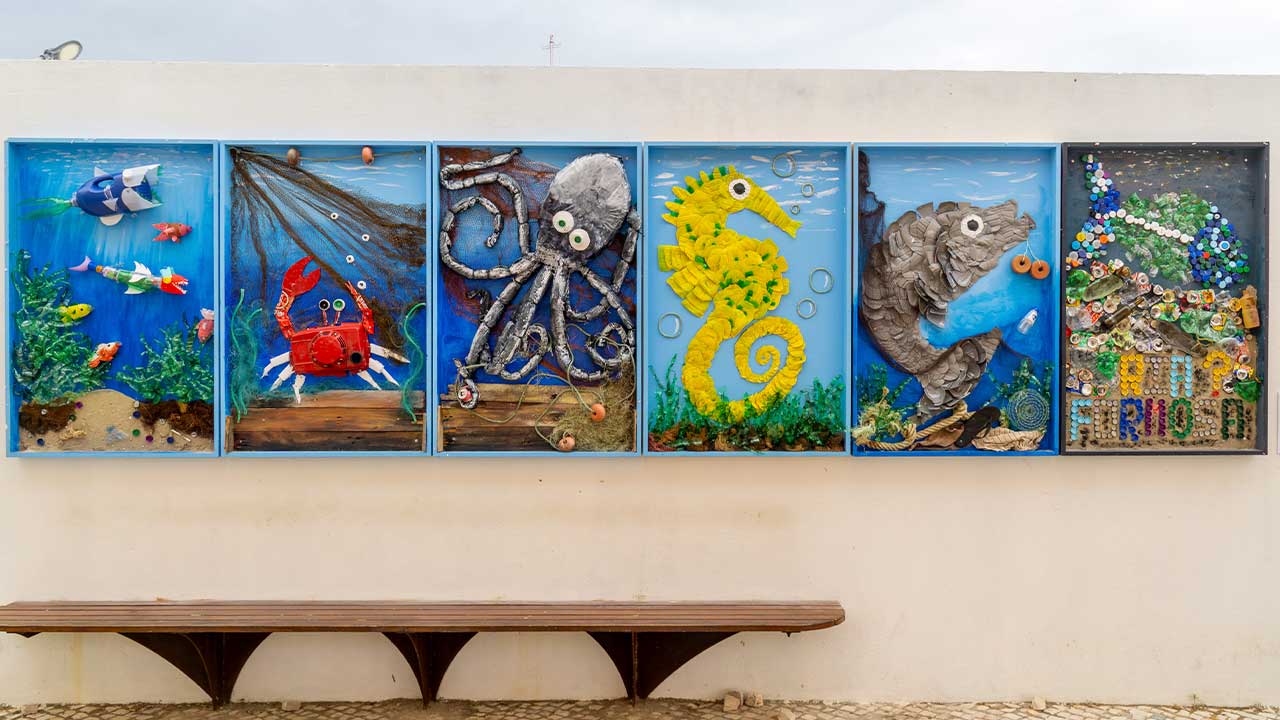 Lixo da Ria Formosa ganhou forma de painéis artísticos no cais de Olhão, com trabalhos feitos por alunos do concelho.