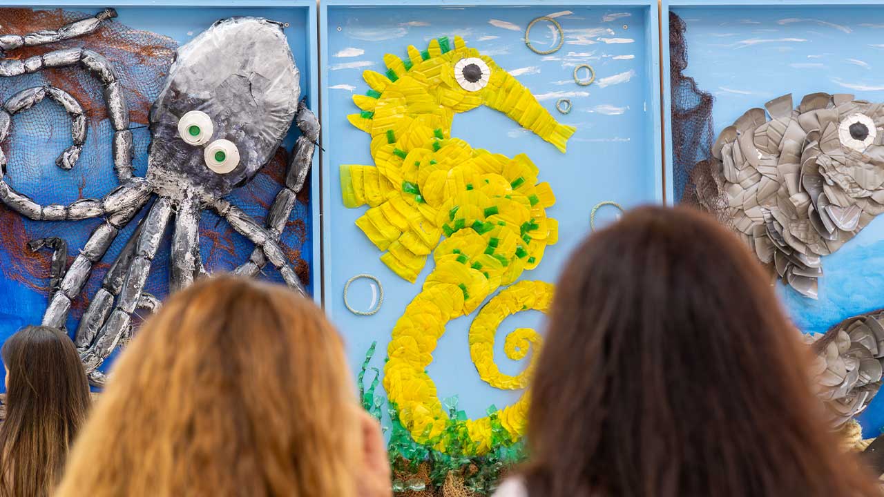 Lixo da Ria Formosa ganhou forma de painéis artísticos no cais de Olhão, com trabalhos feitos por alunos do concelho.