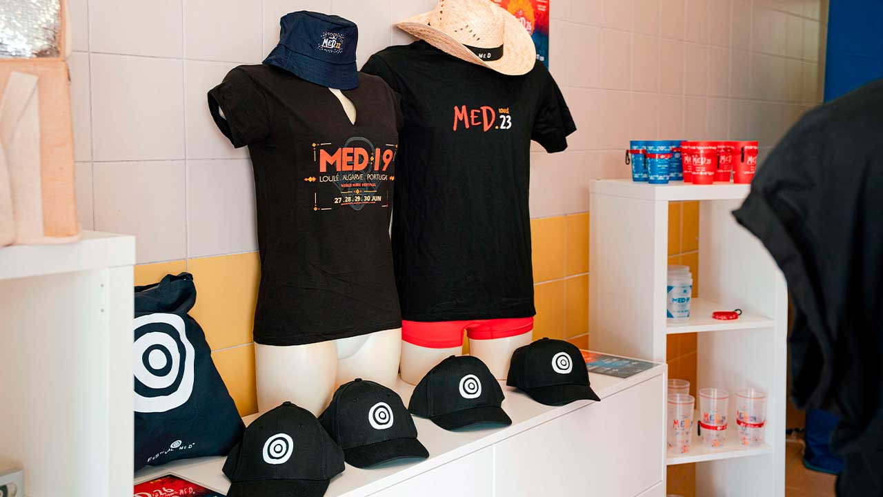 O espaço funciona até 28 de junho e reúne merchandising oficial, venda de bilhetes e iniciativas de promoção do festival.