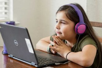 Gerir tecnologia com crianças e jovens é o tema de uma conversa em Loulé que ajuda famílias a criar hábitos mais saudáveis.