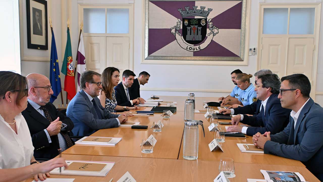 Segurança e socorro marcaram a reunião em Loulé, onde Telmo Pinto pediu mais meios e Luís Neves prometeu atenção ao concelho.