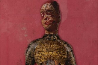 Exposição coletiva reúne dez artistas de diferentes geografias e propõe uma leitura contemporânea da Hamsá.