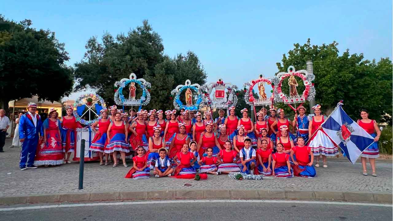 Marcha de Almancil reúne participantes dos seis aos 76 anos e leva a tradição popular a várias localidades algarvias.