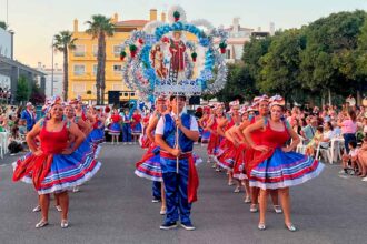Marcha de Almancil reúne participantes dos seis aos 76 anos e leva a tradição popular a várias localidades algarvias.