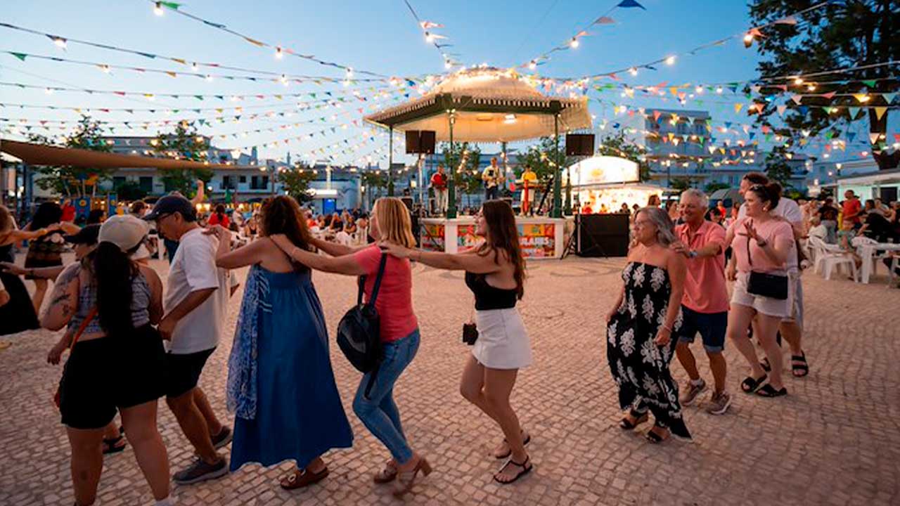 Marchas populares em Olhão levaram centenas de pessoas ao Jardim Pescador Olhanense na noite de São João.