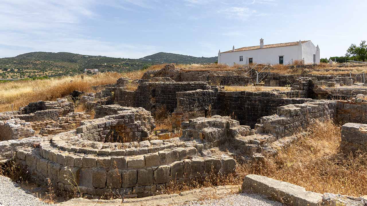 Ruínas Romanas de Milreu, em Estoi, recebem obras financiadas pelo PRR, que renovam acessibilidades, percurso e valorizam elementos arquitetónicos do templo.