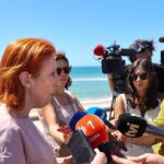 A ministra Maria da Graça Carvalho durante declarações sobre concessões balneares e zonas de segurança na Praia da Fuseta-Mar.