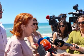 A ministra Maria da Graça Carvalho durante declarações sobre concessões balneares e zonas de segurança na Praia da Fuseta-Mar.