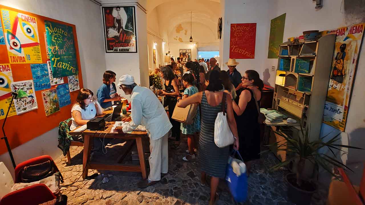 Tavira recebe 29 filmes e realizadores na 26.ª Mostra de Cinema ao Ar Livre. Conheça a programação completa.