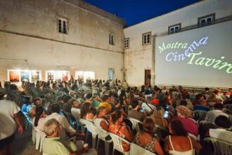 A 26.ª Mostra de Cinema ao Ar Livre leva 29 filmes e realizadores convidados a Tavira, entre julho e agosto, com sessões nos Claustros do Convento do Carmo.