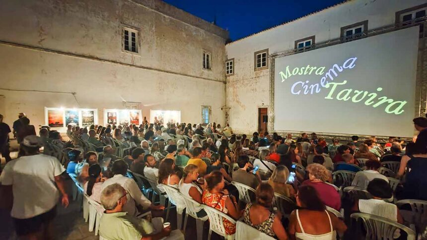 A 26.ª Mostra de Cinema ao Ar Livre leva 29 filmes e realizadores convidados a Tavira, entre julho e agosto, com sessões nos Claustros do Convento do Carmo.