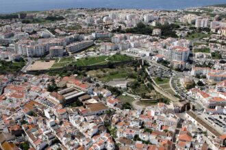 A oposição acusa a Câmara de Lagos de atrasar a execução das obras financiadas pelo PRR para habitação.