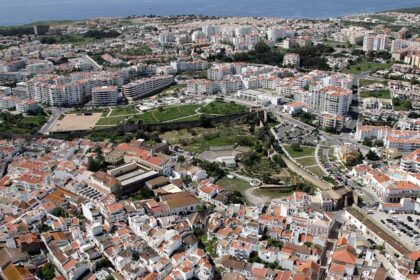 A oposição acusa a Câmara de Lagos de atrasar a execução das obras financiadas pelo PRR para habitação.