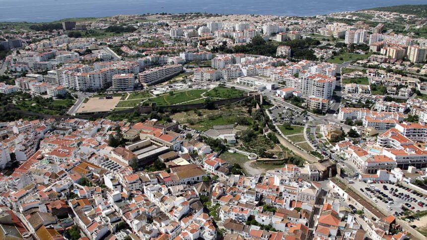 A oposição acusa a Câmara de Lagos de atrasar a execução das obras financiadas pelo PRR para habitação.