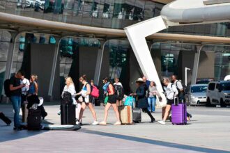 Passageiros nos aeroportos atingem novo recorde de 6,6 milhões em abril, apesar da quebra registada no Aeroporto de Faro.
