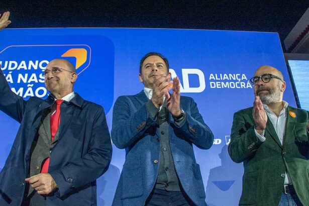 Passos Coelho continua a influenciar o debate interno no PSD e deve ser ouvido, mesmo quando critica o Governo.