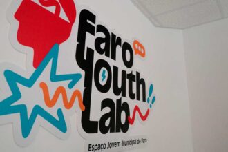 «Podcast Universitário» chega ao Faro Youth Lab para apoiar jovens na escolha do curso, no acesso ao ensino superior e na entrada no trabalho.