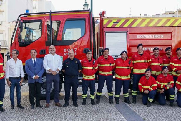 Bombeiros de Portimão recebem novo veículo florestal financiado pelo Algarve 2030 para reforçar o combate aos incêndios.