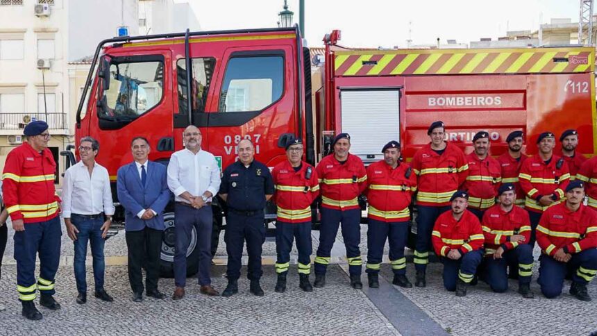 Bombeiros de Portimão recebem novo veículo florestal financiado pelo Algarve 2030 para reforçar o combate aos incêndios.