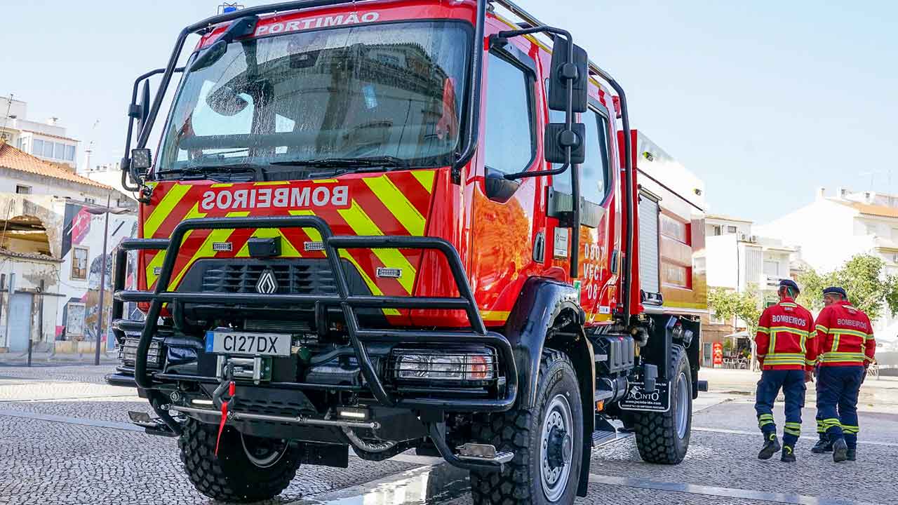 Um investimento de 280 mil euros dota os Bombeiros de Portimão de um novo veículo florestal preparado para resposta rápida aos incêndios.