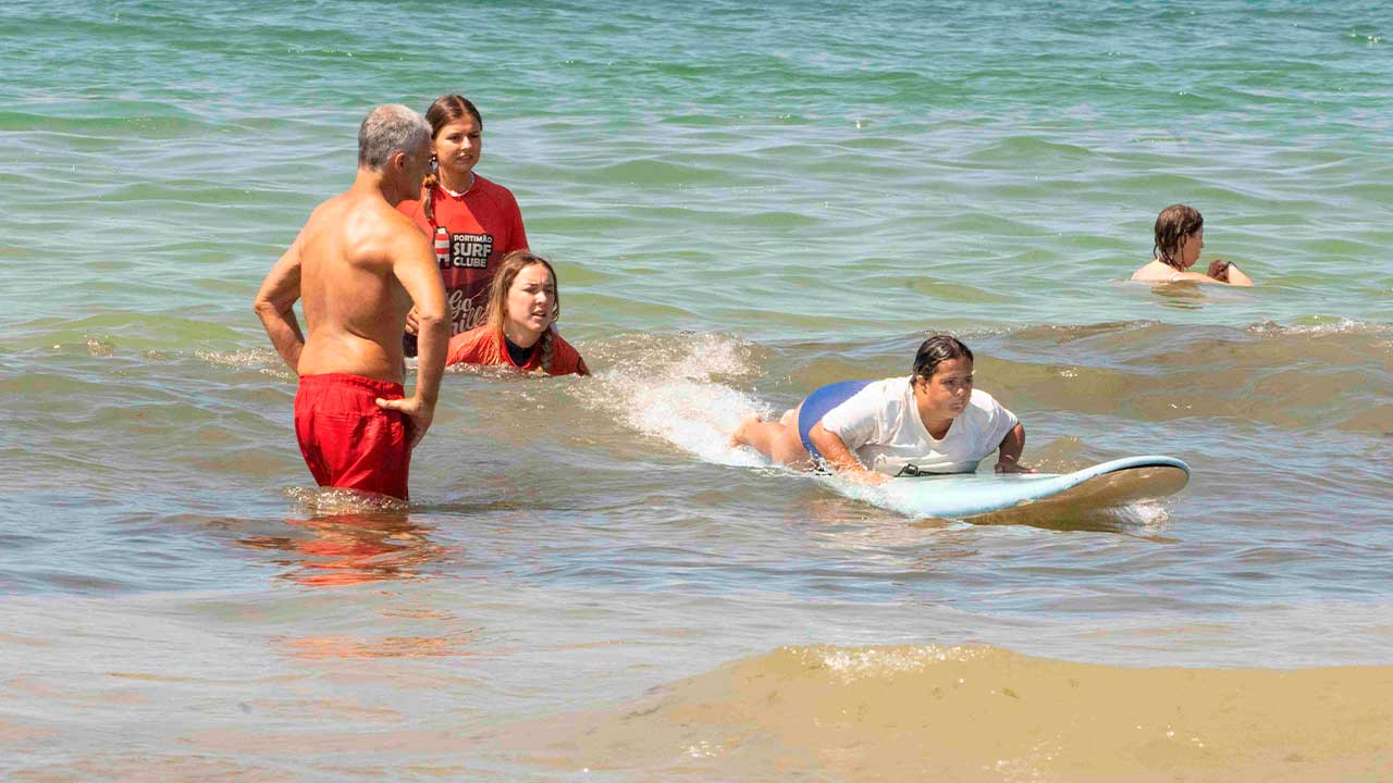 Portimão tem em julho atividades grátis na Praia da Rocha, Ferrari Challenge, padel, surf adaptado e Volta a Portugal à Vela.