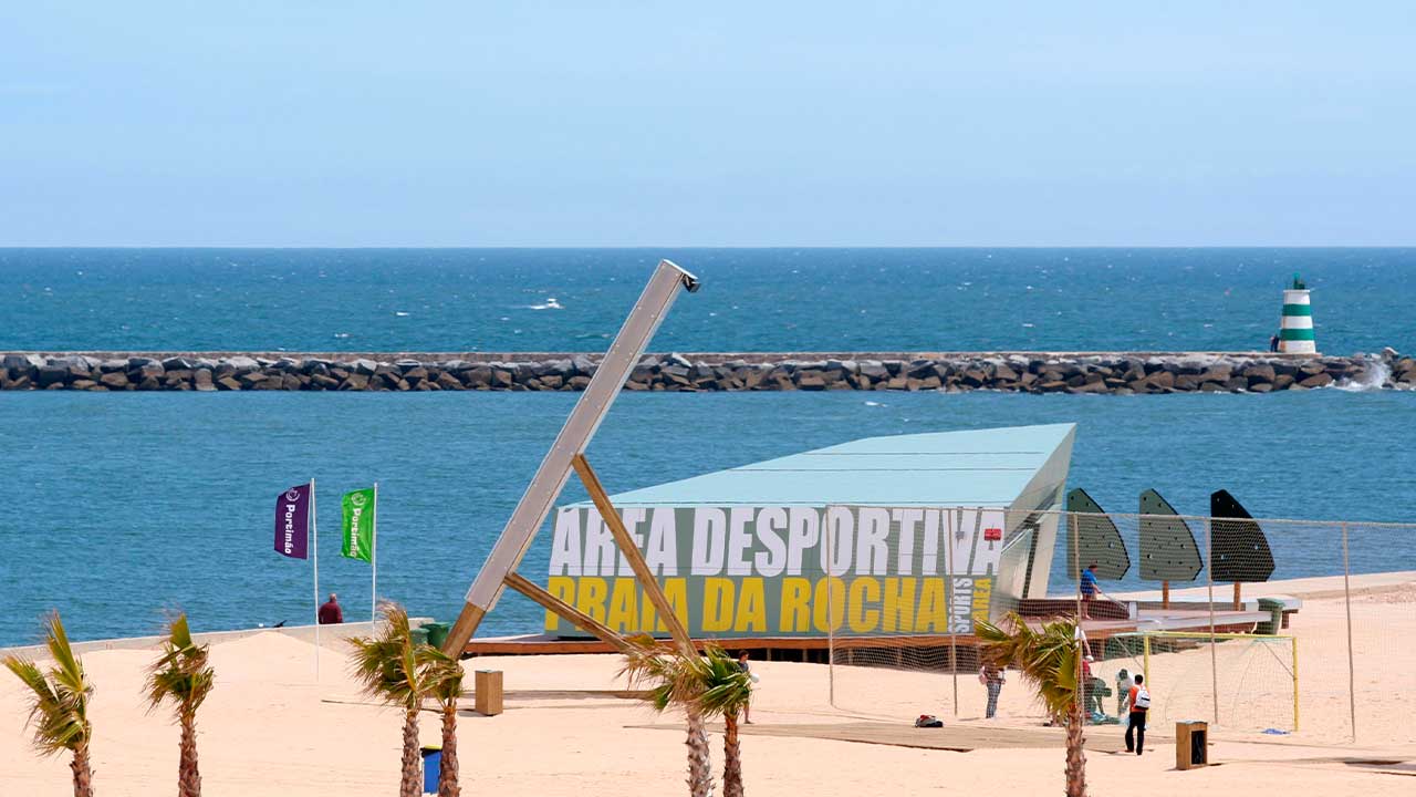 Portimão tem em julho atividades grátis na Praia da Rocha, Ferrari Challenge, padel, surf adaptado e Volta a Portugal à Vela.