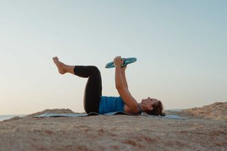Praia de Faro vai ter pilates, fitness e caminhadas gratuitas entre 6 de julho e 28 de agosto, no Polidesportivo.