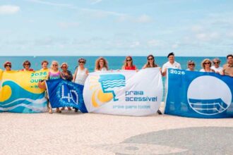 Praias de Silves renovam Bandeira Azul e Praia Acessível e somam Qualidade de Ouro em três zonas balneares do concelho.