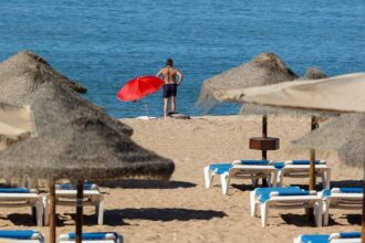 Praias de Quarteira recuperaram dezenas de metros de areal após a reposição de areia realizada pela APA.