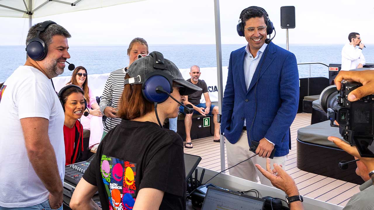 Rádio Comercial transmitiu ao largo de Albufeira, a bordo de uma embarcação, para promover o concelho no início do verão.