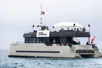 Rádio Comercial transmitiu ao largo de Albufeira, a bordo de uma embarcação, para promover o concelho no início do verão.