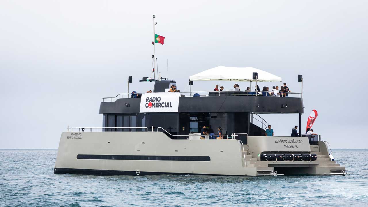 Rádio Comercial transmitiu ao largo de Albufeira, a bordo de uma embarcação, para promover o concelho no início do verão.