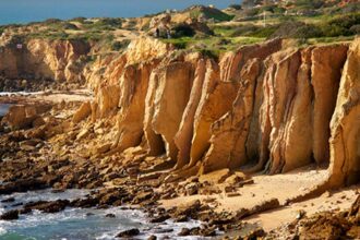Presidente da Rede Mundial de Geoparques visita o Algarvensis e acompanha em Alte o primeiro passo para criar uma Escola Geoparque.