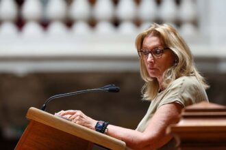 Governo defende que a reforma laboral é essencial para relançar a economia e aproximar salários da média europeia.
