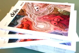 Revista «DOIS» dedica quinta edição à saúde, com foco no SNS, cuidados paliativos, inteligência artificial e entrevista a Vanessa Barragão.