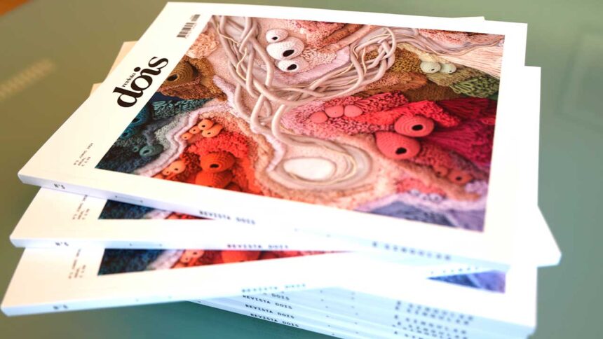 Revista «DOIS» dedica quinta edição à saúde, com foco no SNS, cuidados paliativos, inteligência artificial e entrevista a Vanessa Barragão.