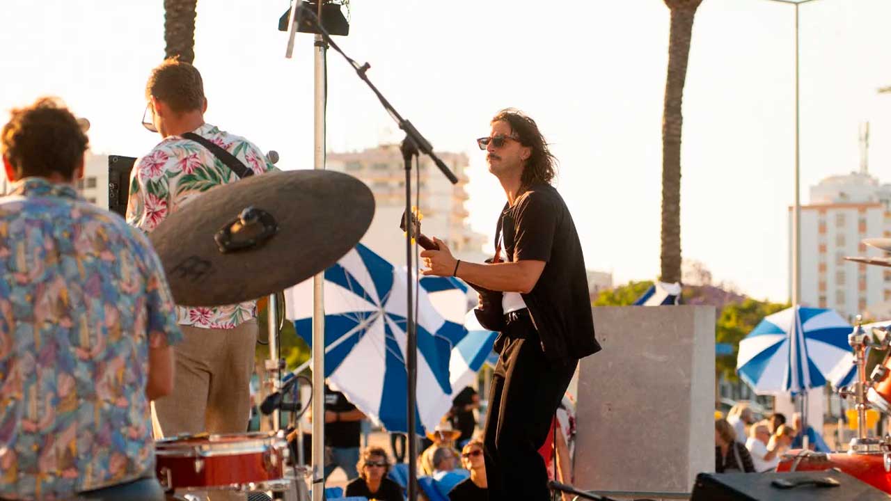 Durante 18 dias, a frente ribeirinha de Portimão transforma-se numa praia urbana com música, oficinas e atividades ao ar livre.