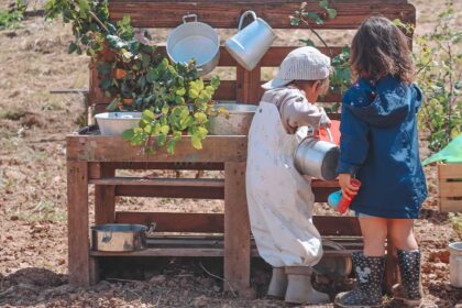 «Segredos da Infância» leva famílias a brincar na natureza, entre cozinha de lama, animais e propostas sensoriais.