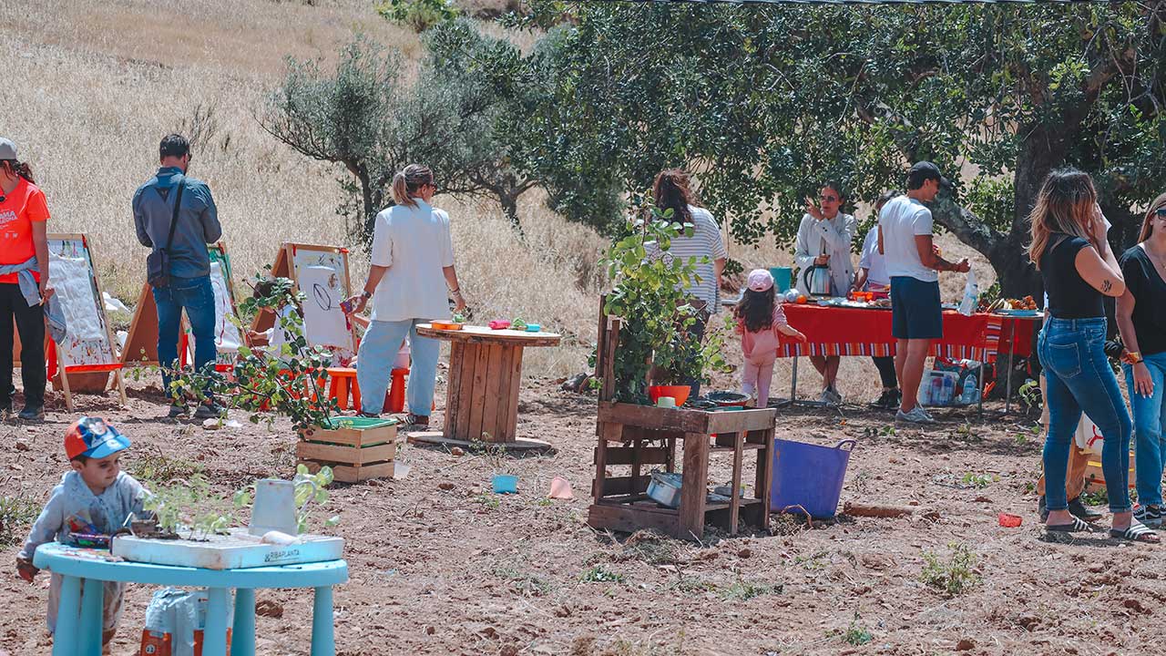 «Segredos da Infância» leva famílias a brincar na natureza, entre cozinha de lama, animais e propostas sensoriais.