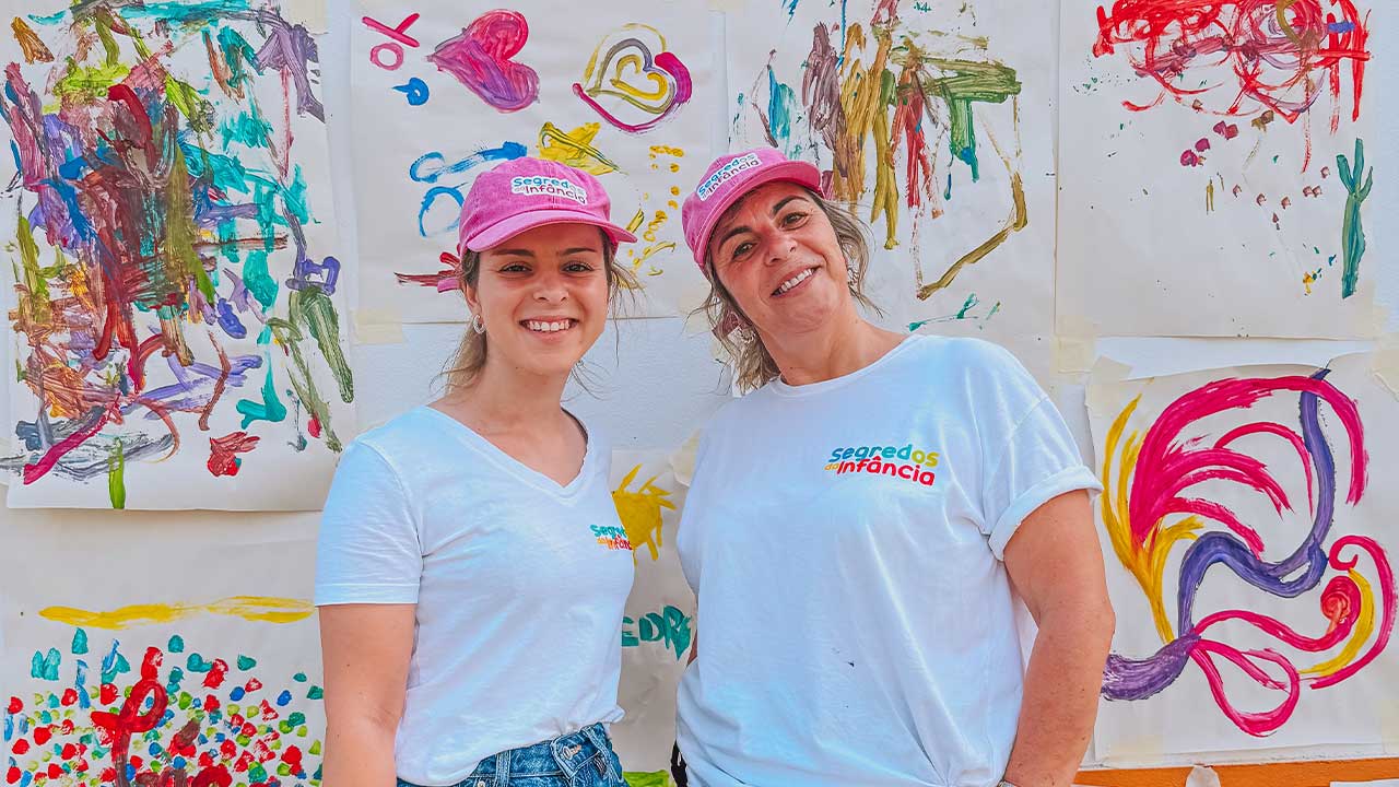 «Segredos da Infância» leva famílias a brincar na natureza, entre cozinha de lama, animais e propostas sensoriais.