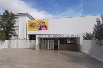 Especialistas reúnem-se em Silves para debater os desafios da escola, da comunidade e do bem-estar na educação.