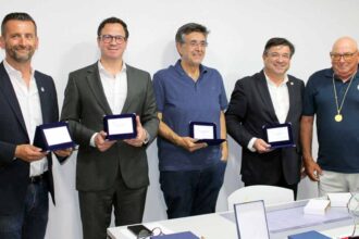 Sociedade Columbófila Olhanense assinala 75 anos com uma viagem pela história da columbofilia através de dezenas de objetos históricos.